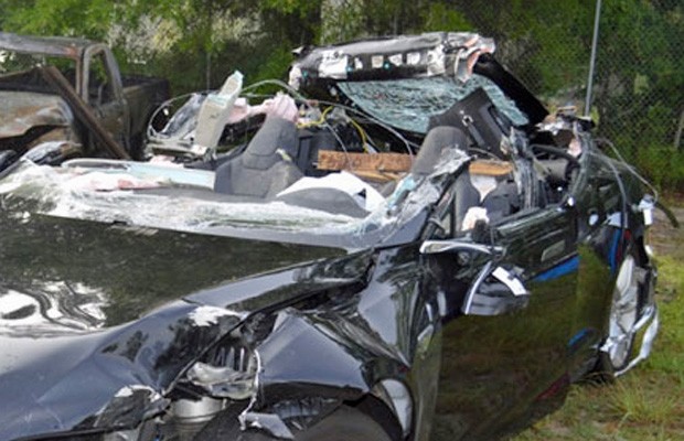 Tesla Model S após acidente que matou o motorista, na Flórida (Foto: Divulgação/NTSB)