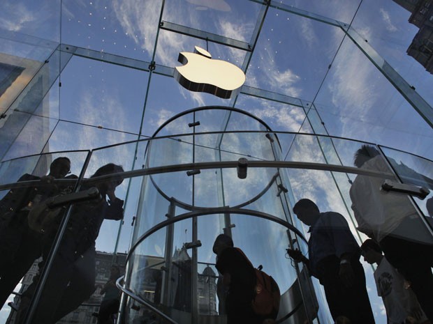 Clientes visitam loja da Apple na 5th Avenida em Nova York no dia 19 de setembro deste ano (Foto: Reuters)