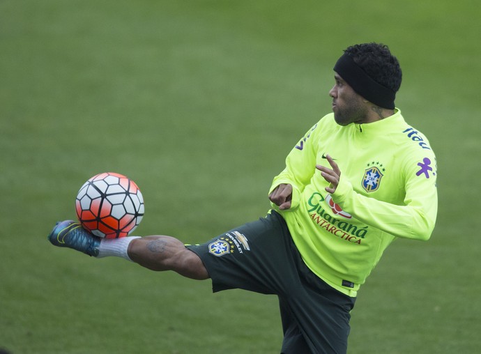 Daniel Alves em treino da seleção brasileira em Santiago (Foto: Leo Correa / Mowa Sports)