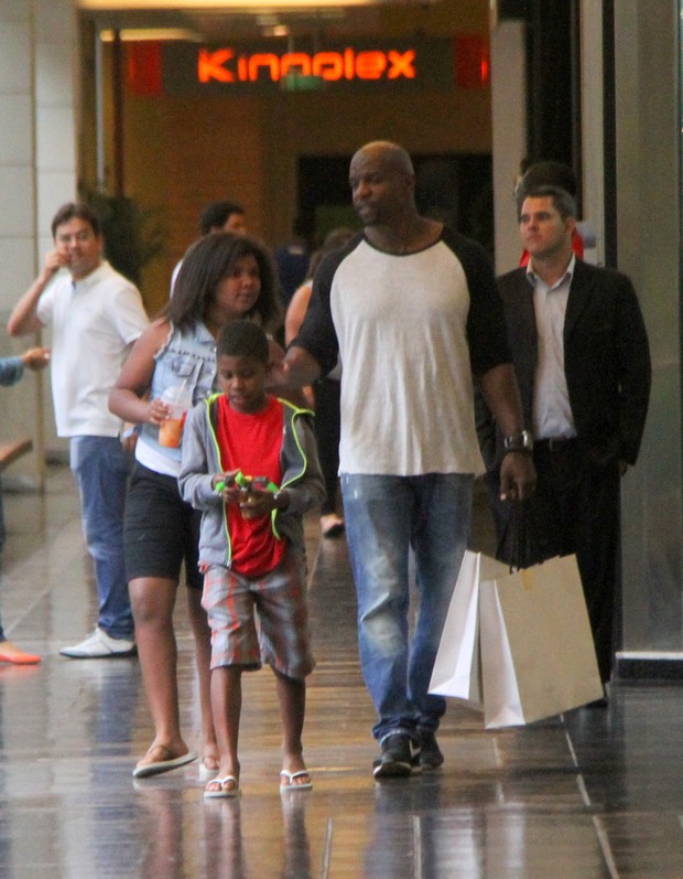 Terry Crew e família no shopping Fashion Mall, RJ (Foto: Daniel Delmiro / AgNews)