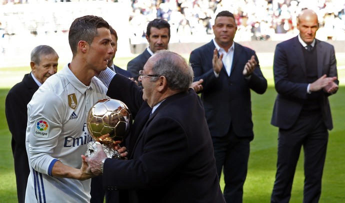 Gento entrega Bola de Ouro a Cristiano Ronaldo, aplaudido ao fundo por Kopa, Owen, Figo, Ronaldo e Zidane (Foto: EFE/J.J. Guillén)