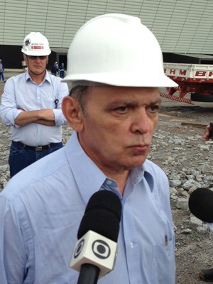 Superintendente regional Medeiros em visita a obra da Arena Corinthians (Foto: Letícia Macedo/ G1)