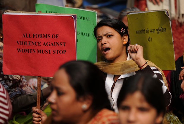 Mulheres protestam contra casos de estupro na Índia nesta terça-feira (15) (Foto: Sajjad Hussain/AFP)