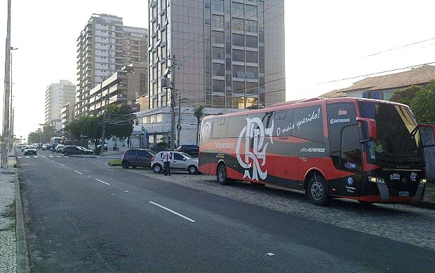 ônibus do fla e ao fundo ônibus do vasco treino praia  (Foto: Gustavo Rotstein / Globoesporte.com)