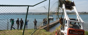 Tratores derrubam cercas na orla do Lago Paranoá, área nobre do DF (Marcelo Camargo/Agência Brasil)