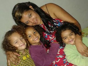 A dona de casa Luana Nascimento com as filhas Sophia (à esquerda), Geovanna (no meio) e Isabelle (à direita) (Foto: Luana Nascimento/Arquivo Pessoal)