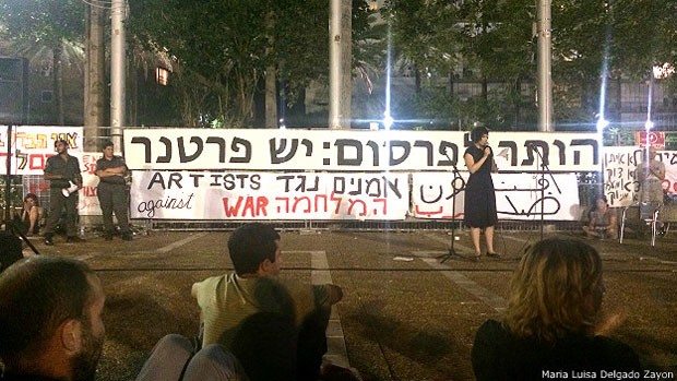 Artistas em Tel Aviv, um dos principais alvos dos foguetes do Hamas, tambÃ©m protestaram contra invasÃ£o (Foto: Maria Luiza Delgado/BBC)