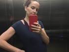 Mariana Ferrão, do 'Bem Estar', exibe barrigão de grávida ao ir malhar