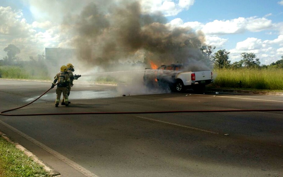 Bombeiros controlam fogo que se alastrou em caminhonete próximo à Ponte JK, em Brasília (Foto: Corpo de Bombeiro/Divulgação)