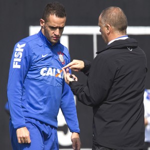 Mano testa Renato Augusto, mas deve manter Petros contra o Bahia