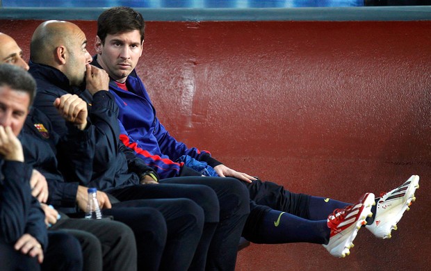 Messi banco jogo Barcelona PSG (Foto: Reuters)