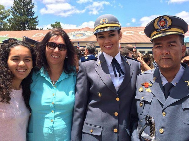 Ao lado do pai, Helena celebra a alegria de se tornar policial militar (Foto: Arquivo pessoal) Ao lado do pai, Helena celebra a alegria de se tornar policial militar (Foto: Arquivo pessoal)