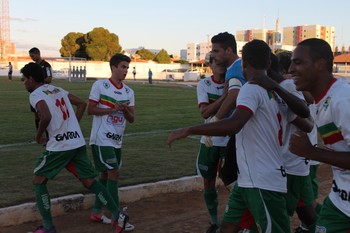 Petrolina comemora único gol na derrota para o Araripina (Foto: Emerson Rocha)