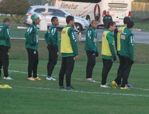 Elenco do Coritiba durante treinamento no CT da Graciosa (Foto: Gabriel Hamilko / GloboEsporte.com)