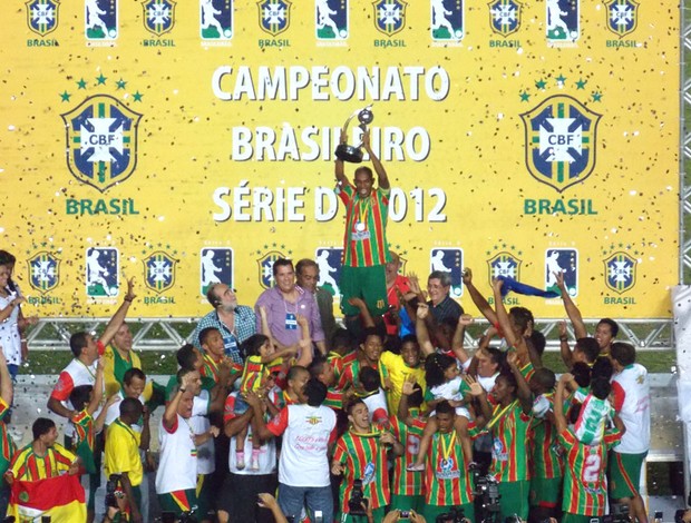 Após a vitória, foi só levantar o troféu da Série D (Foto: Bruno Alves)