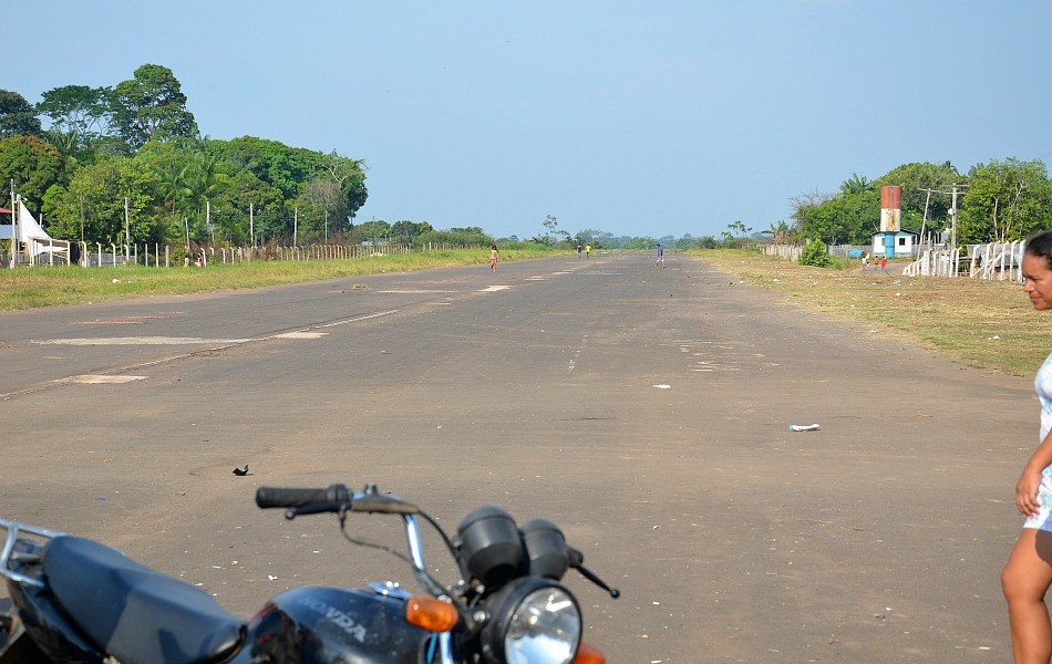 O município não possui aeroporto; a pista de pouso de Pauini, onde ocorreu o acidente, é localizada no centro da cidade (Foto: Luiz Carlos da Silva)