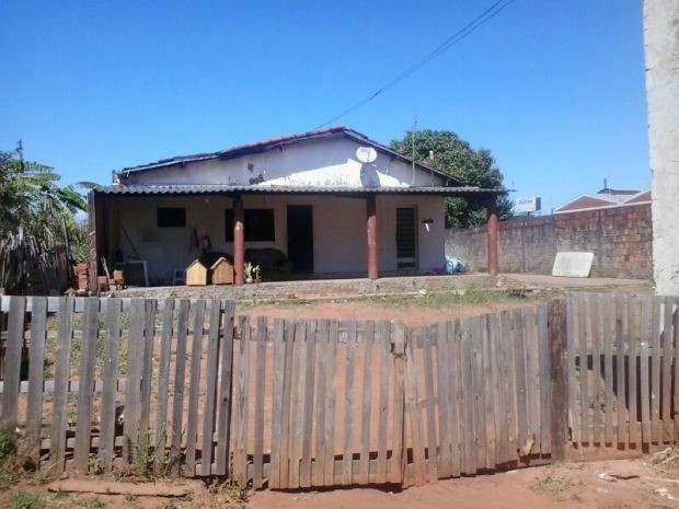 Suspeito foi localizado nesta casa por familiares da vítima (Foto: Alexandre Azank/ TV Tem)