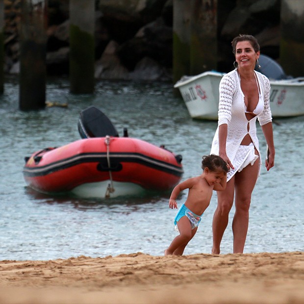 Deborah Secco na praia com o marido, Hugo moura, e a filha, Maria Flor, em Fernando de Noronha (Foto: AgNews)