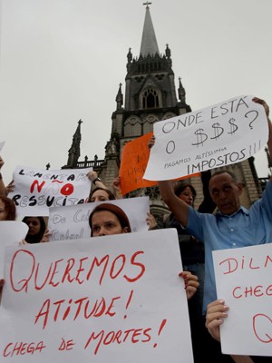 Manifestantes cobraram soluções na porta da Catedral de Petrópolis (Foto: Tasso Marcelo/Estadão Conteúdo)