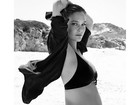 Bar Refaeli posa linda exibindo barriguinha de grávida