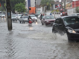Chuva alagou trecho da Avenida João Machado, no bairro Jaguaribe em João Pessoa (Foto: Walter Paparazzo/G1)