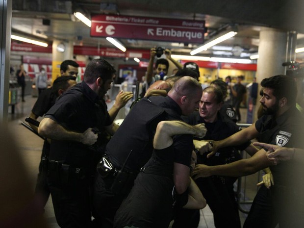 Seguranças impedem que manifestantes invadam o metrô (Foto: Fabio Tito/G1) Seguranças impedem que manifestantes invadam o metrô (Foto: Fabio Tito/G1)