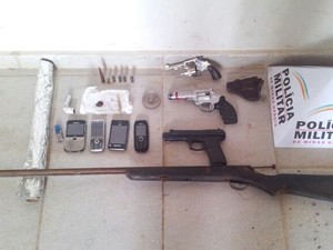 Policiais registraram alguns dos materiais apreendidos (Foto: PM/Divulgação)