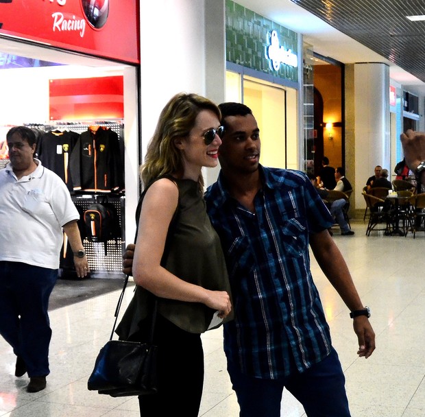 Mariana Ximenes no aeroporto Santos Dumont (Foto: William Oda / AgNews)