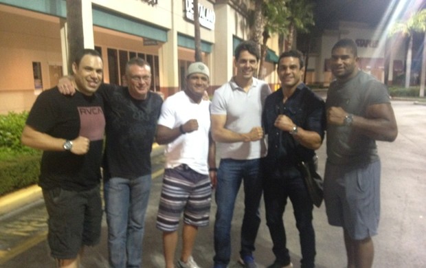 Overeem, Vitor Belfort e outros companheiros da Blackzilians (Foto: Reprodução/Twitter)