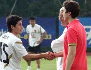 Conca cumprimenta o tradutor de Lippi (Foto: La Presse)