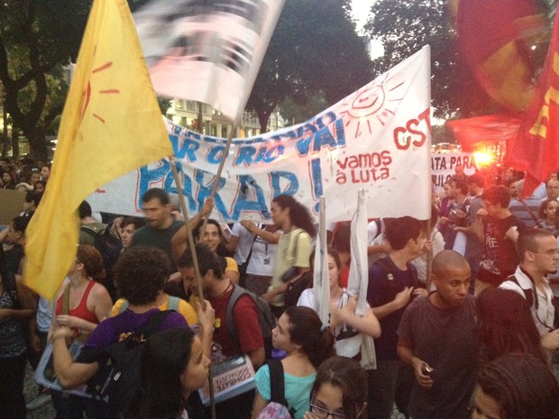 Grupo estava reunido pro volta das 18h para protestar contra o aumento da tarifa de ônibus (Foto: Priscilla Souza/ G1)