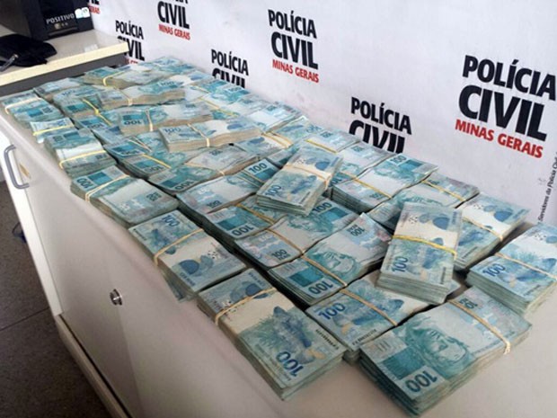 Suspeito afirma que esta é apenas parte da quantia furtada em 6 meses (Foto: Polícia Civil)