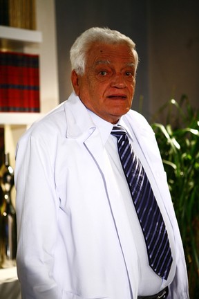 Dr. Salvatore (Walmor Chagas) em 'A Favorita' (Foto: TV Globo / Fabrício Mota)