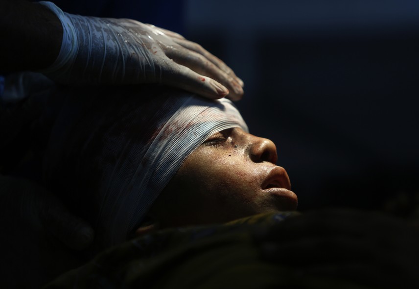 Médicos preparam o corpo do menino palestino Ibrahim al-Dawawsa, de 12 anos, para seu funeral, na Cidade de Gaza. Ele foi morto por bombardeio israelense