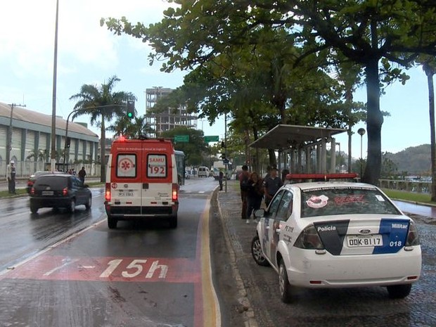 Menina foi atropelada ao descer de ônibus, no Espírito Santo (Foto: Reprodução/TV Gazeta)