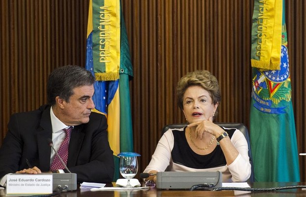 Dilma Rousseff e José Eduardo Cardozo (Foto: Marcelo Camargo/ Agência Brasil) Dilma Rousseff e José Eduardo Cardozo (Foto: Marcelo Camargo/ Agência Brasil)