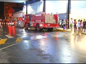 Bombeiros atenderam dois feridos após desabamento de parte de expansão de shopping em Resende (Foto: Reprodução TV Globo)