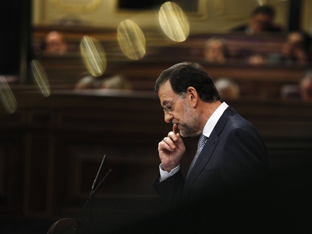 Premiê espanhol Mariano Rajoy gesticula durante sessão no parlamento em Madri, nesta quarta-feira (11) (Foto: Reuters)