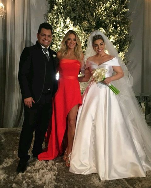 Naiara Azevedo e o noivo posam com Ticiane Pinheiro (Foto: Reprodução/Instagram/naiara_azevedo_fc2)