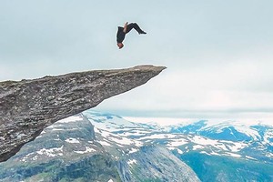 Aventureiro dá pirueta à beira de precipício de 700 m na Noruega (Caters News/The Grosby Group)