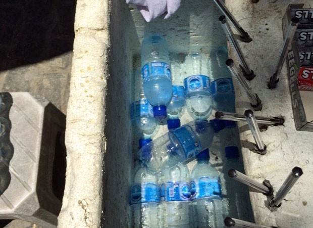 Caneta preta na porta do Enem custa até o triplo do preço na papelaria (Foto: Thays Estarque/G1)