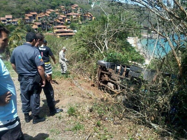 caminhao tomba em buzios (Foto: Luiz Nardelli/Arquivo pessoal)
