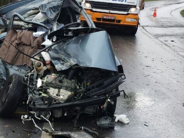 Duas pessoas morrem em acidente entre automóvel e caminhão (Foto: PRF/Divulgação)