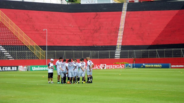 Ney Franco conversa com jogadores do Vitória durante treino no Barradão (Foto: Thiago Pereira)