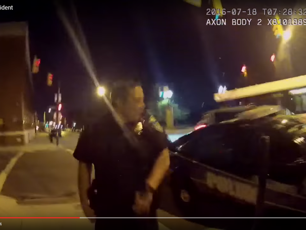 Em Baltimore, jovem que estava caçando pokémons bateu na viatura de policiais  (Foto: Reprodução / YouTube)