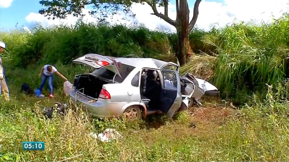 Marido morreu apÃ³s puxar volante e mulher bater carro em Ã¡rvore na MT-358 (Foto: ReproduÃ§Ã£o/TVCA)