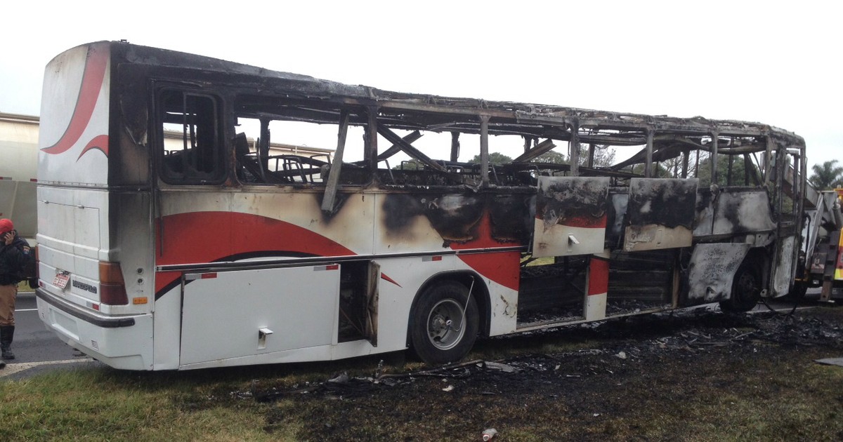 G Nibus Pega Fogo Na Rodovia Pr E Passageiros Saem Sem