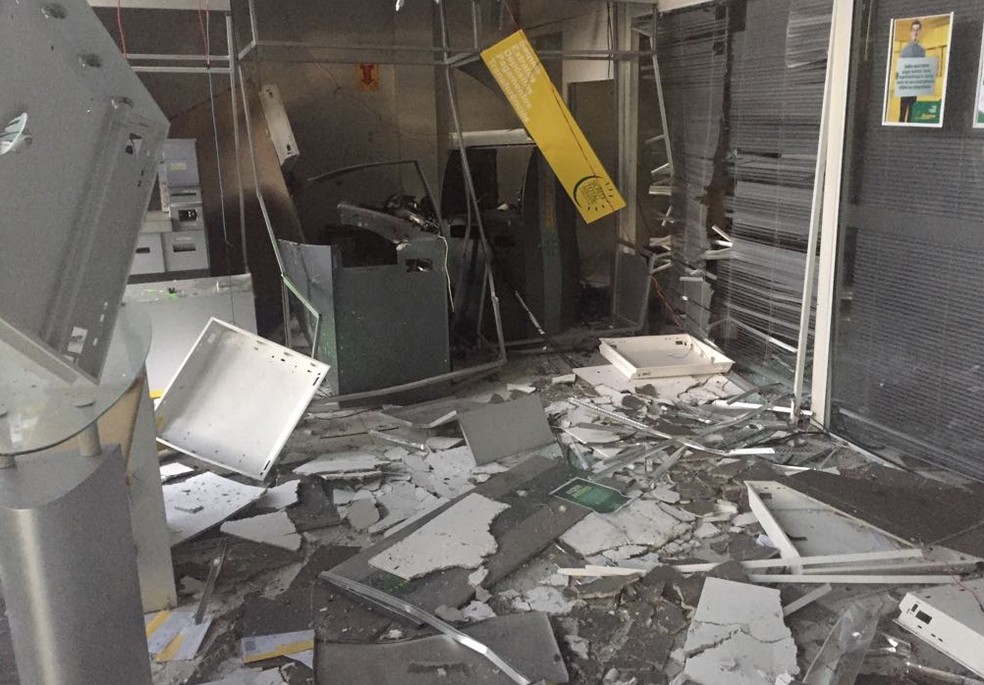 Interior do Banco Sicredi após a explosão (Foto: Divulgação/Polícia Civil)
