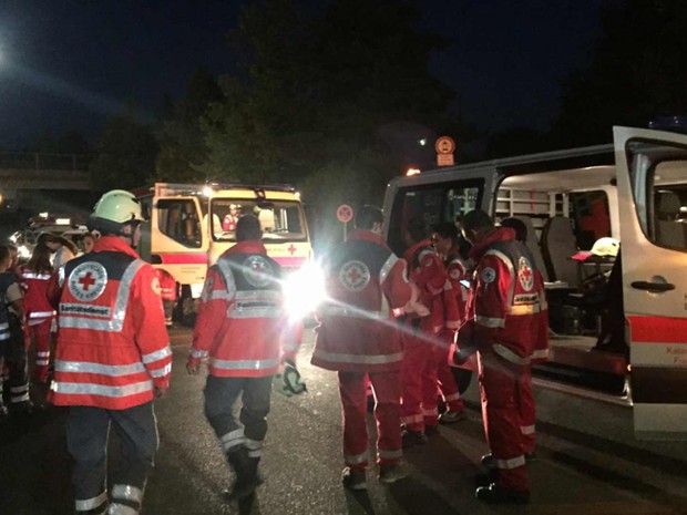 Uma grande quantidade de agentes foi enviada para o local do ataque no trem em Würzburg (Foto: Reprodução/Twitter/ huethi89)