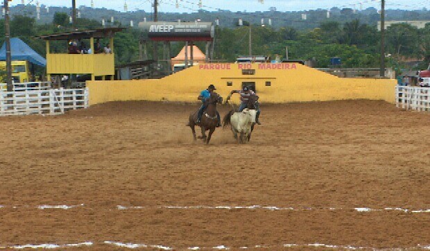 Vaquejada reúne mais de 100 competidores de diversos estados brasileiros (Foto: Reprodução TV Rondônia)